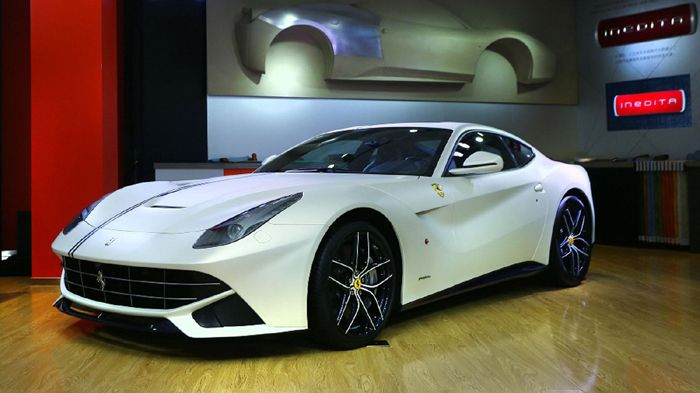 Η Ferrari F12berlinetta Polo είναι βαμμένη στο λευκό χρώμα Bianco Italia Opaco, ενώ το μήκος του καπό της διατρέχουν δύο αυτοκόλλητες μπλε ρίγες.